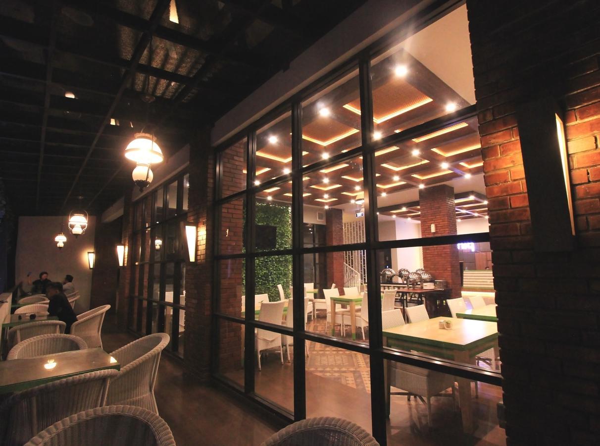 Uniq Hotel Джокьякарта Экстерьер фото